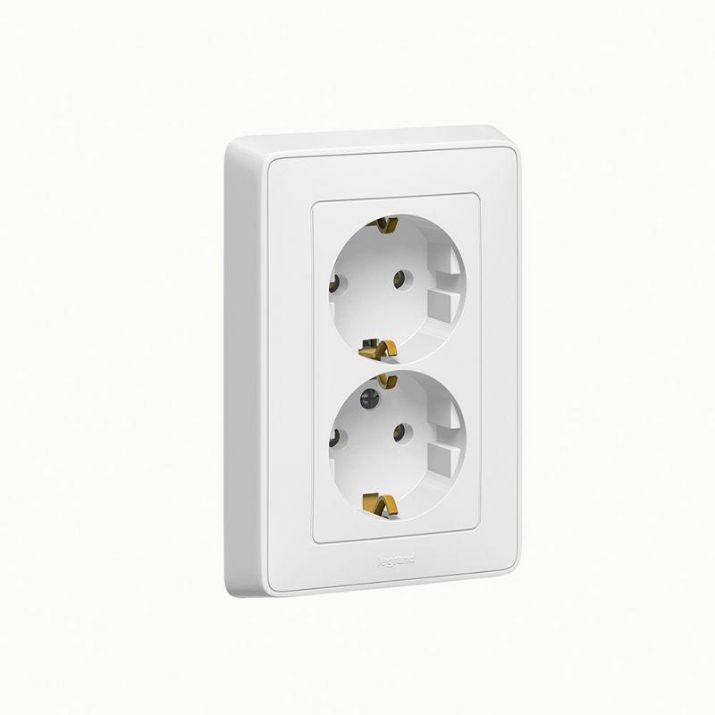 Изображение Розетка 2-м СП Cariva 16А IP20 250В 2х2P+E с заземл. немецк. стандарт бел. Leg 773627